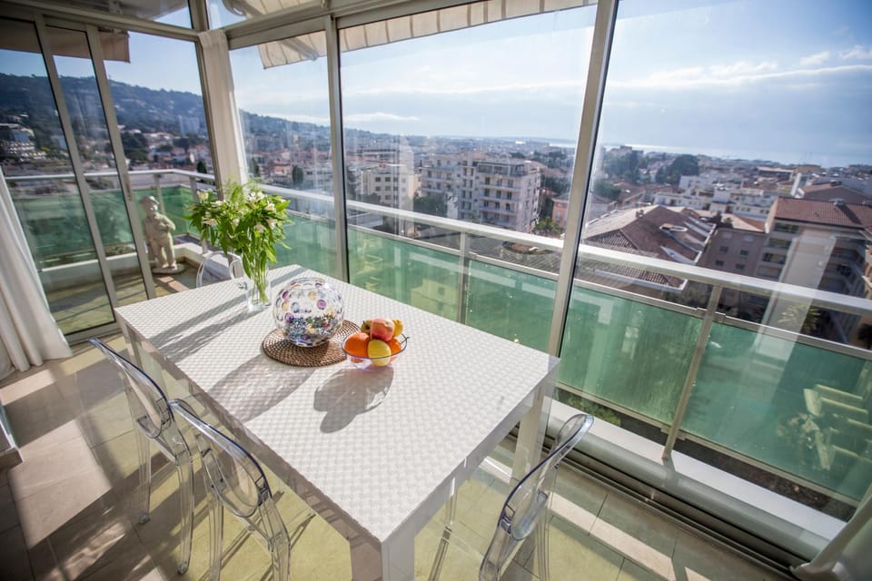 Property building, Balcony/Terrace, Dining area