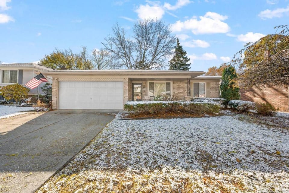 Charming 3BR home with yard and fireplace in Troy House in Troy