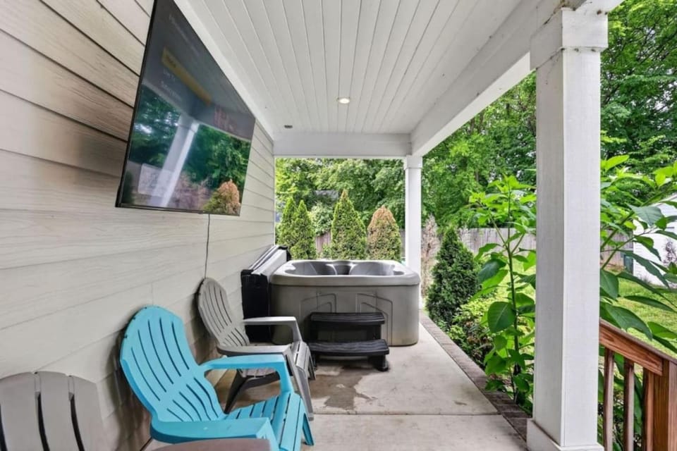 Chattanooga Duo 2 Connected Homes Sleeps 20 Hot Tub Pool Table Pet Friendly House in Chattanooga