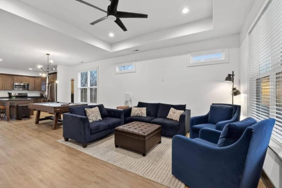 Chattanooga Duo 2 Connected Homes Sleeps 20 Hot Tub Pool Table Pet Friendly House in Chattanooga