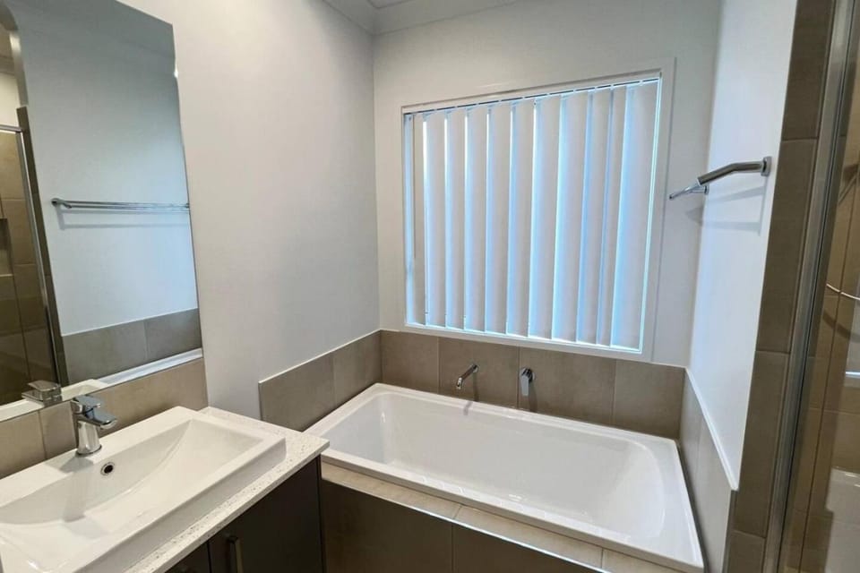 4Bed House master with ensuite and AC House in Redbank Plains