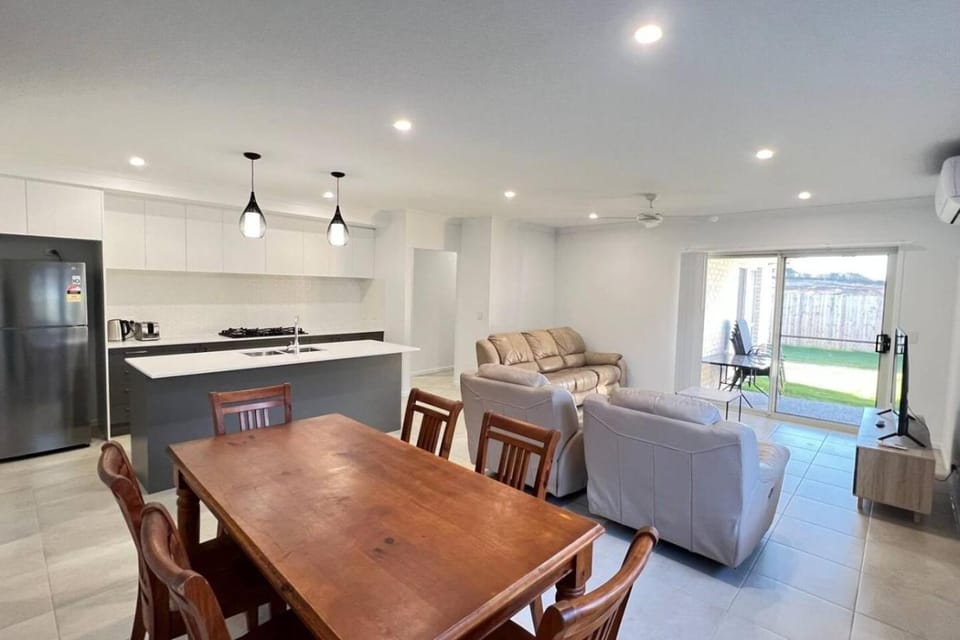 4Bed House master with ensuite and AC House in Redbank Plains