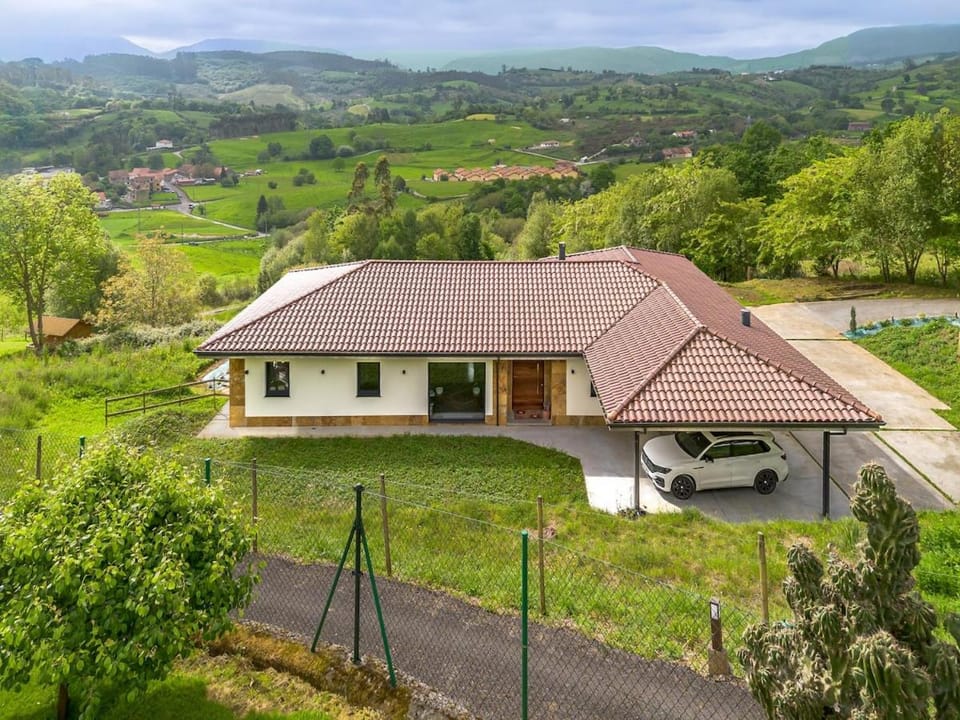 Villa con piscina privada y vistas a la naturaleza Villa in Western coast of Cantabria