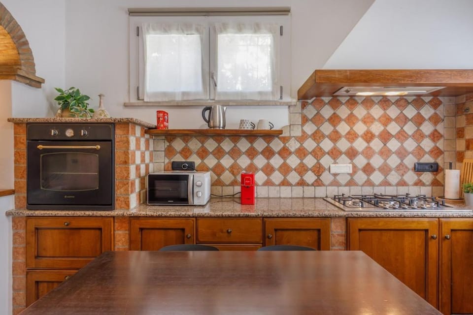 Coffee/tea facilities, microwave, oven, kitchen