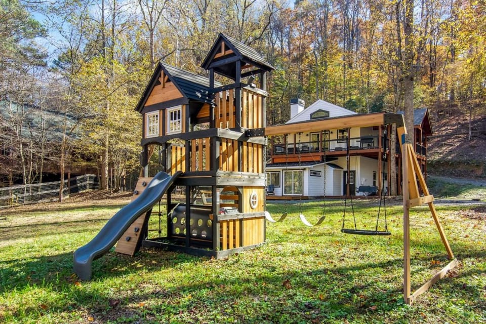 Living Waters Lodge-Riverfront In Coosawattee House in Georgia
