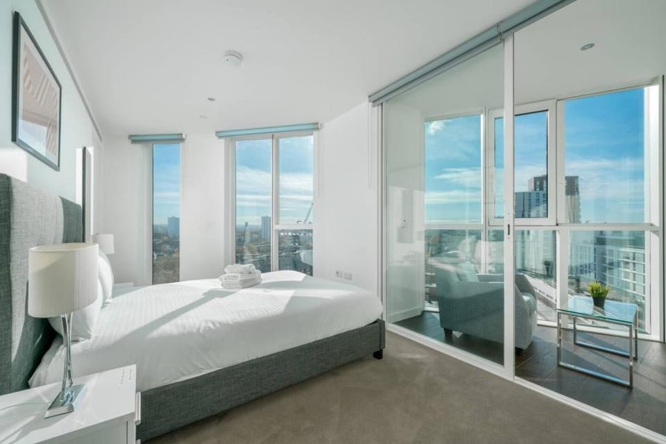 Modern London Skyscraper Panorama views Superhost House in London