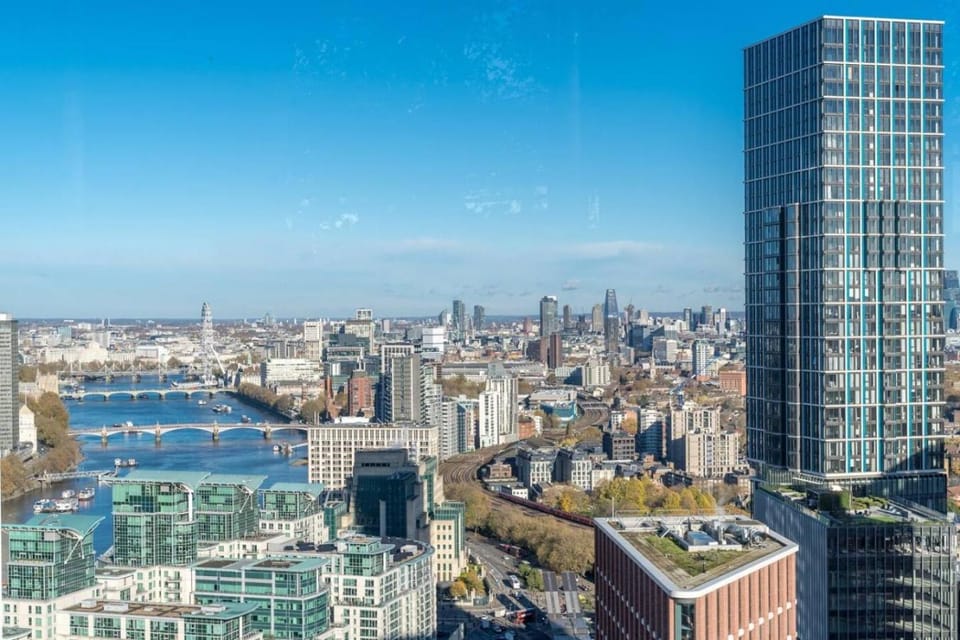 Modern London Skyscraper Panorama views Superhost House in London