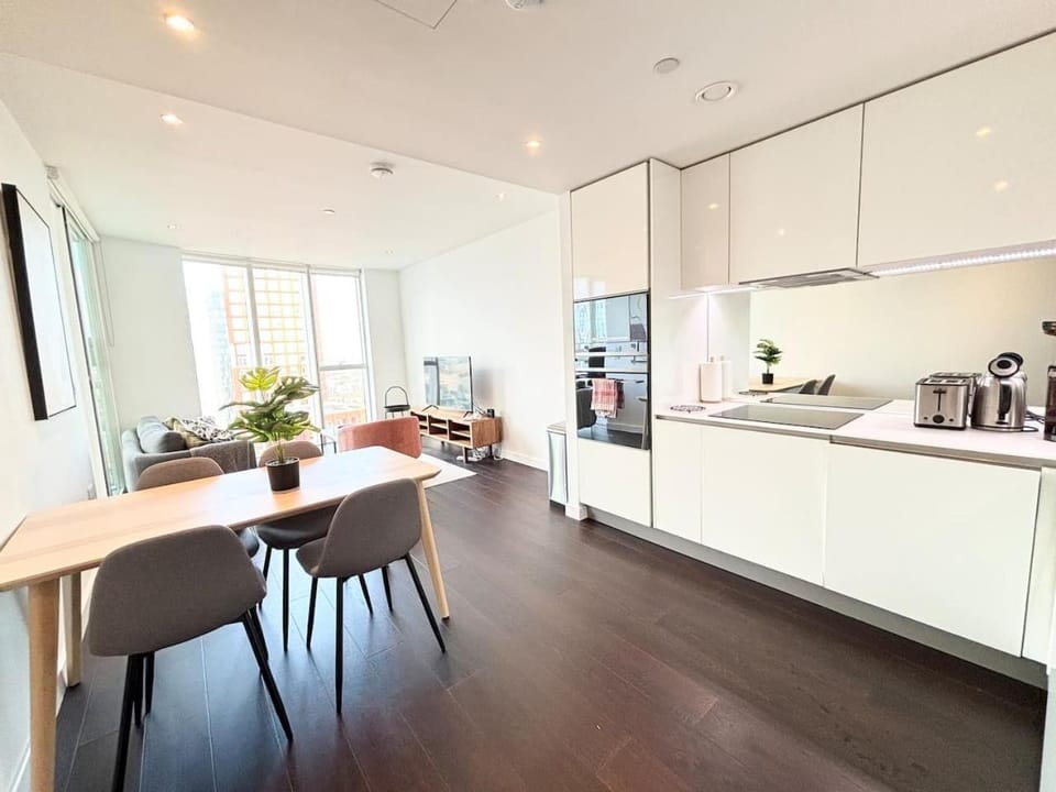 Modern London Skyscraper Panorama views Superhost House in London