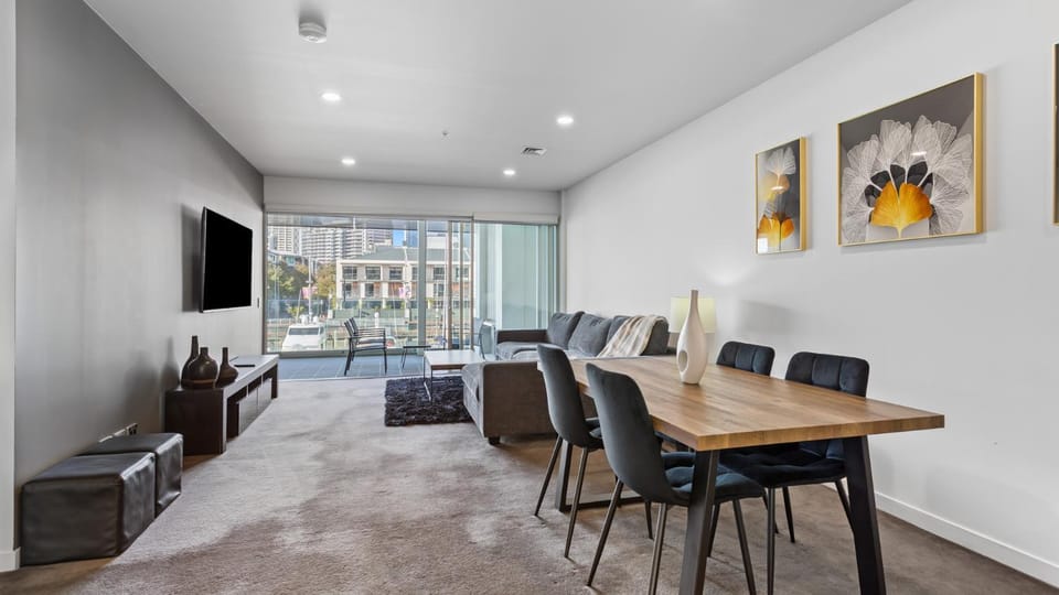 Waterfront 3-Bed Dual Marina Views Pool Parking Apartment in Auckland