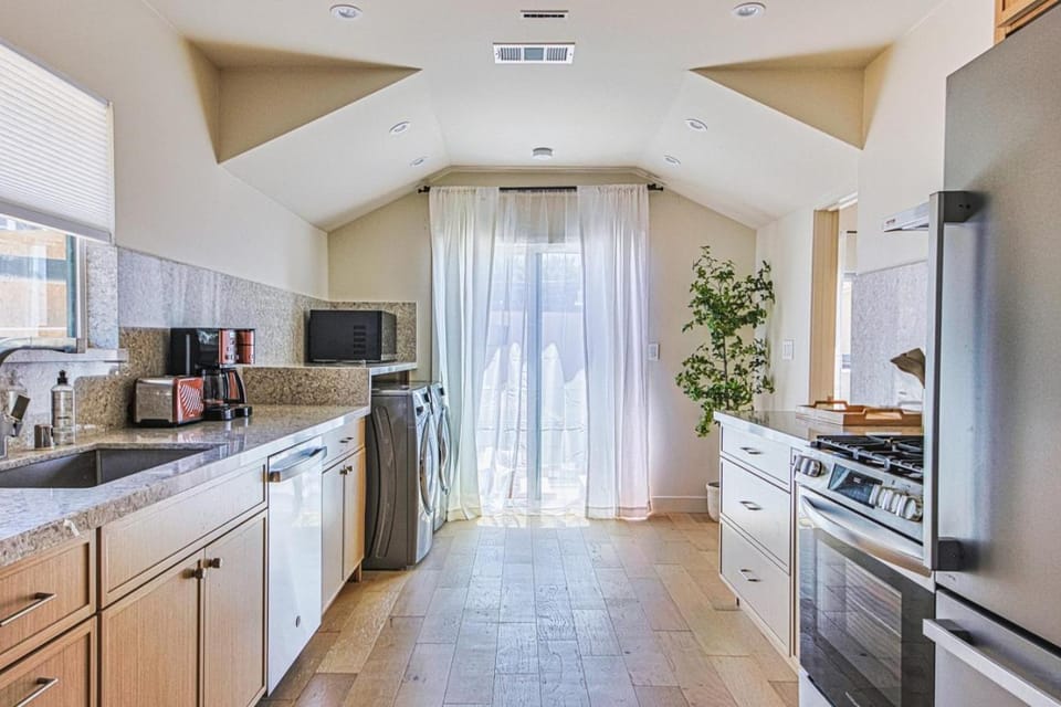 Los Feliz Beautiful Villa w Jacuzzi Sauna House in Los Feliz