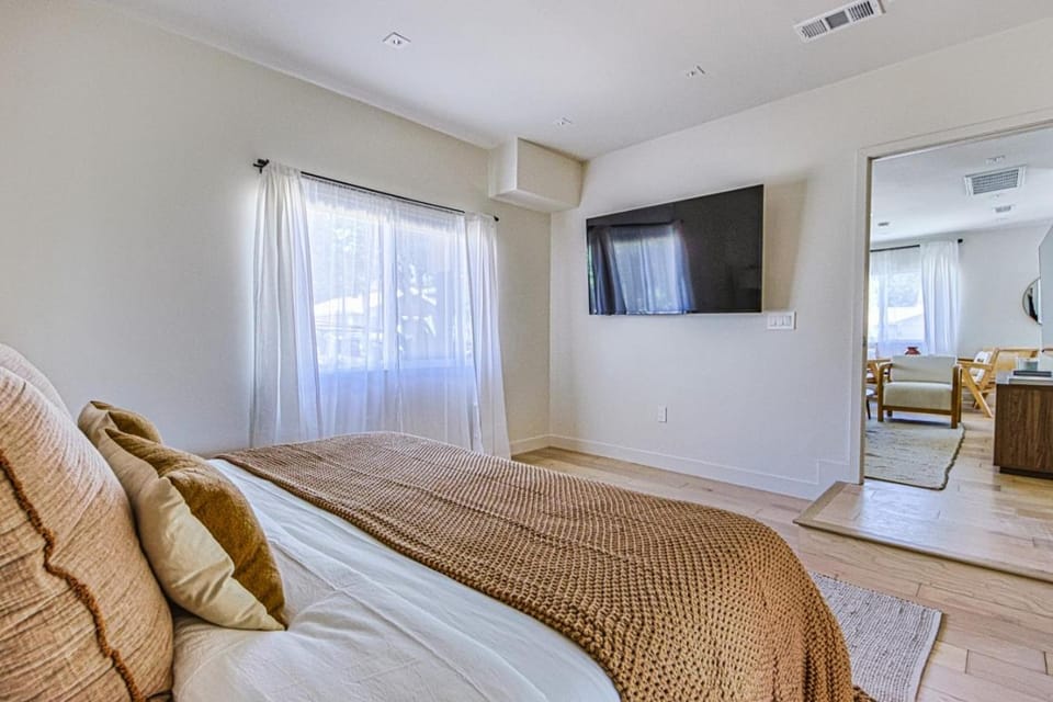 Los Feliz Beautiful Villa w Jacuzzi Sauna House in Los Feliz