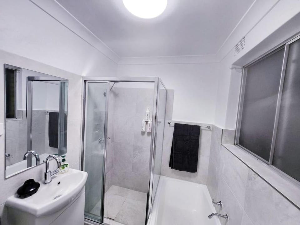 Central 2BR Apartment | Balcony & 3 Beds House in Parramatta