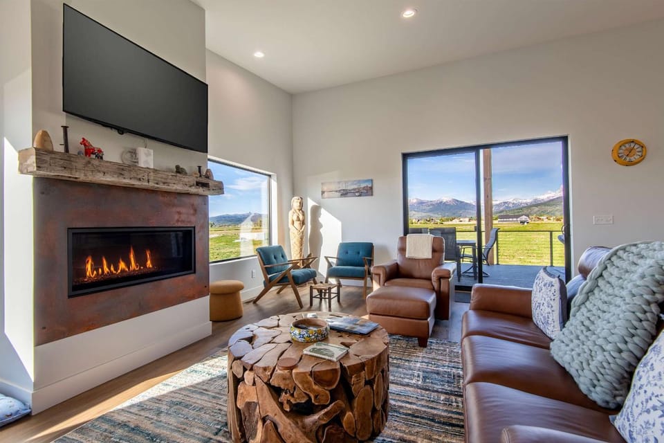 Upper-Level Living Stars HotTub Mtn Views Pets House in Idaho