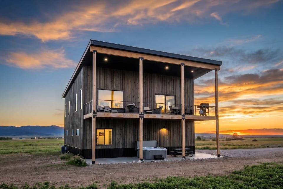 Upper-Level Living Stars HotTub Mtn Views Pets House in Idaho