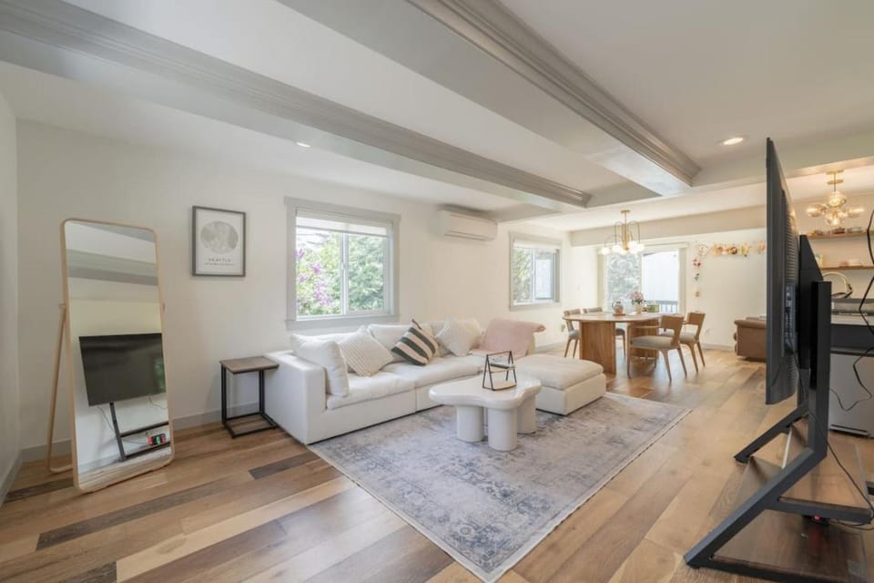 4BR Seattle Stunner House in Lake City