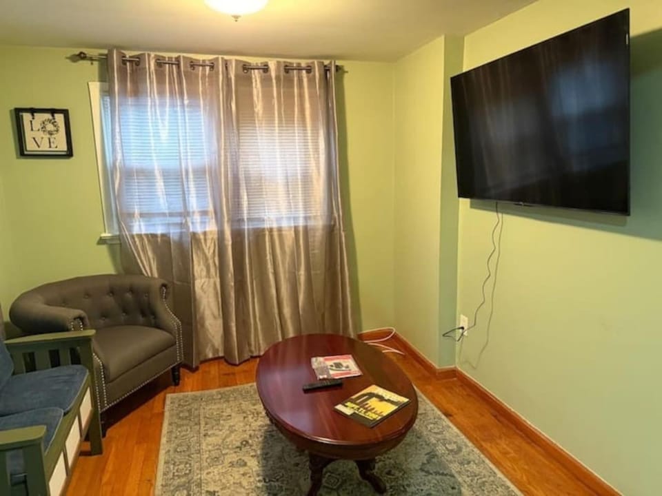Cozy 3-Bedroom Home in West Orange Near NYC EWR and Attractions Pet-Friendly House in Montclair
