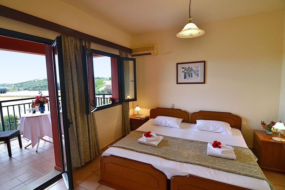 Bed, Day, Balcony/Terrace, Bedroom, Mountain view