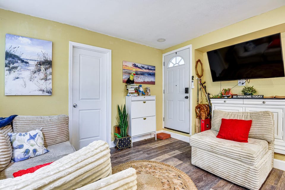 < 3 Mi to Dtwn & Public Market! Couple’s Retreat Apartment in Bradenton