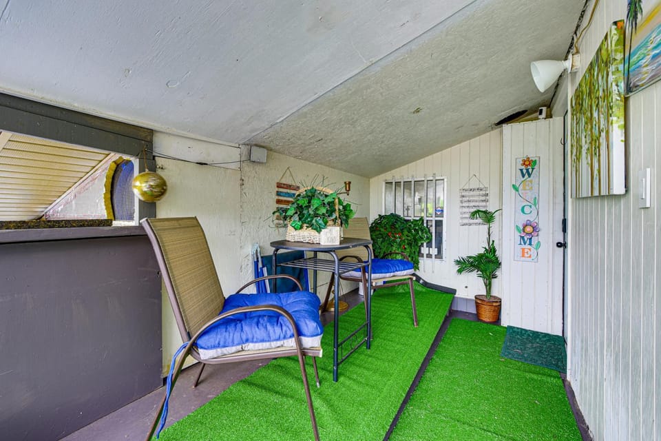 < 3 Mi to Dtwn & Public Market! Couple’s Retreat Apartment in Bradenton