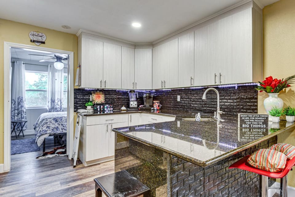 < 3 Mi to Dtwn & Public Market! Couple’s Retreat Apartment in Bradenton
