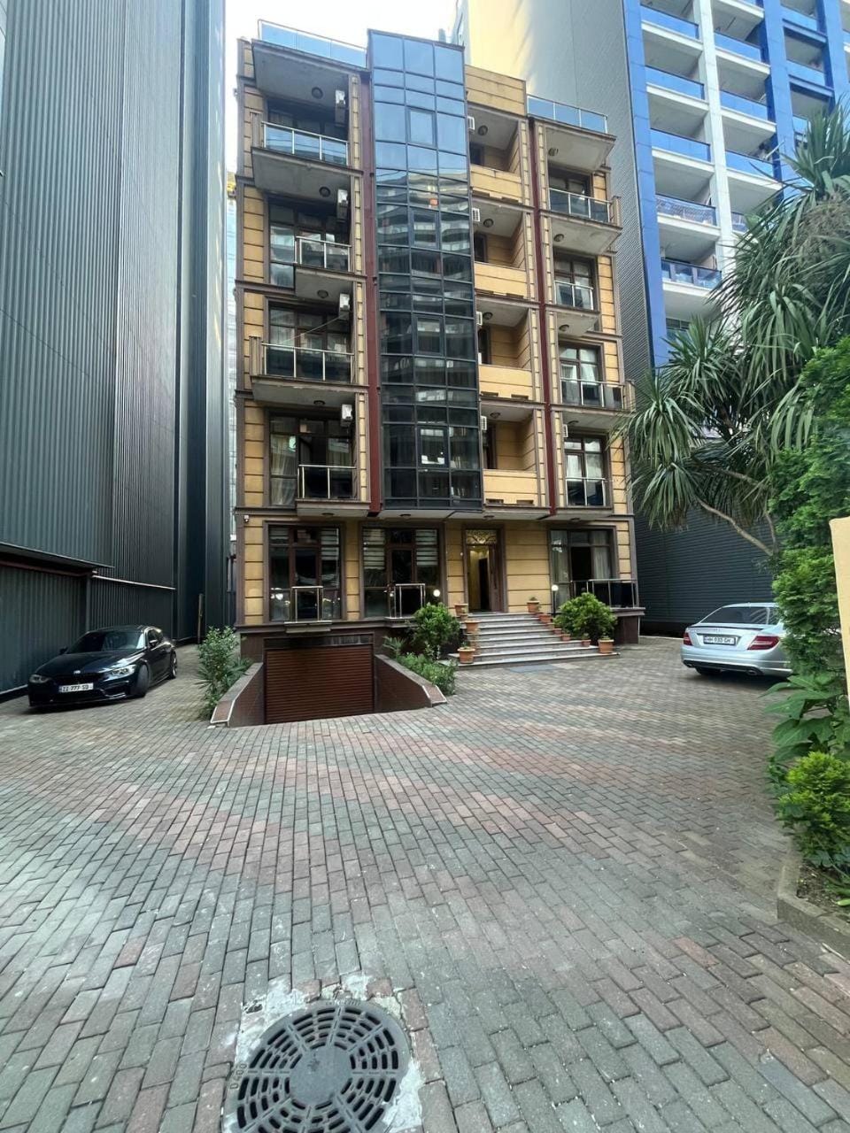 Facade/entrance
