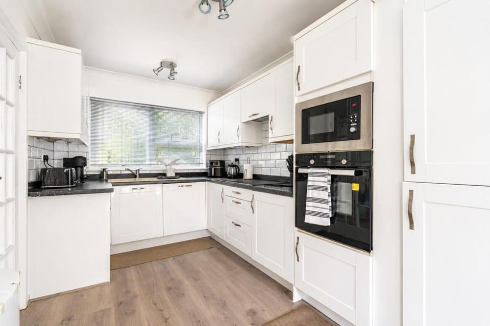 Coffee/tea facilities, Kitchen or kitchenette, dishwasher, oven, stove