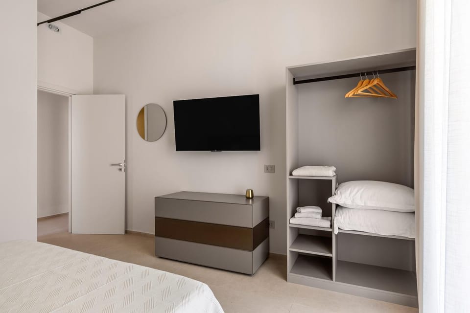 Bed, TV and multimedia, Bedroom, wardrobe