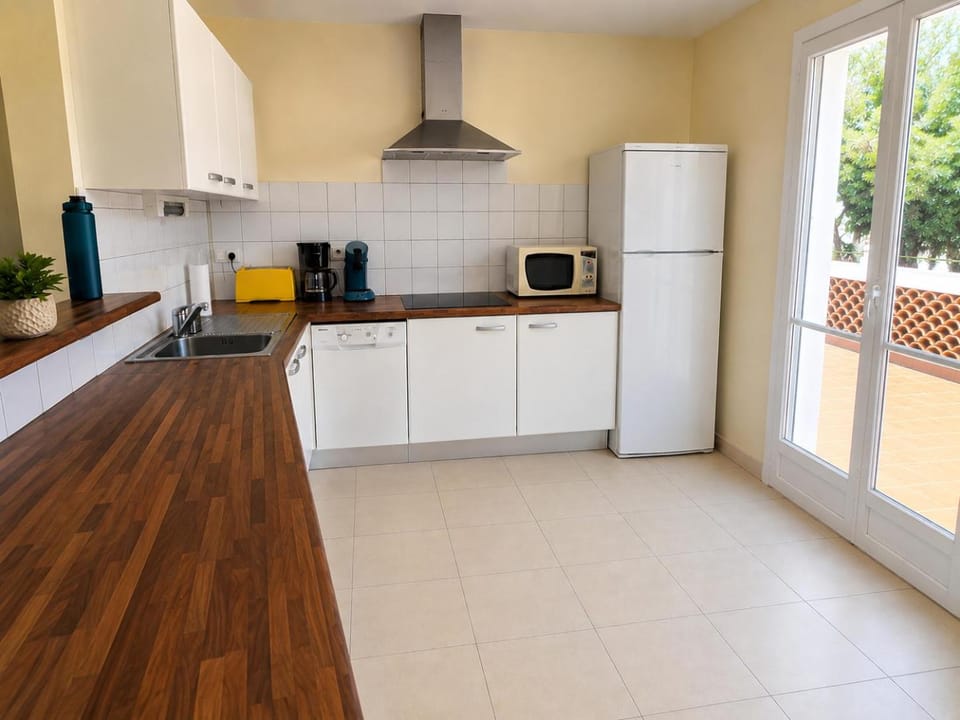 Coffee/tea facilities, dishwasher, microwave