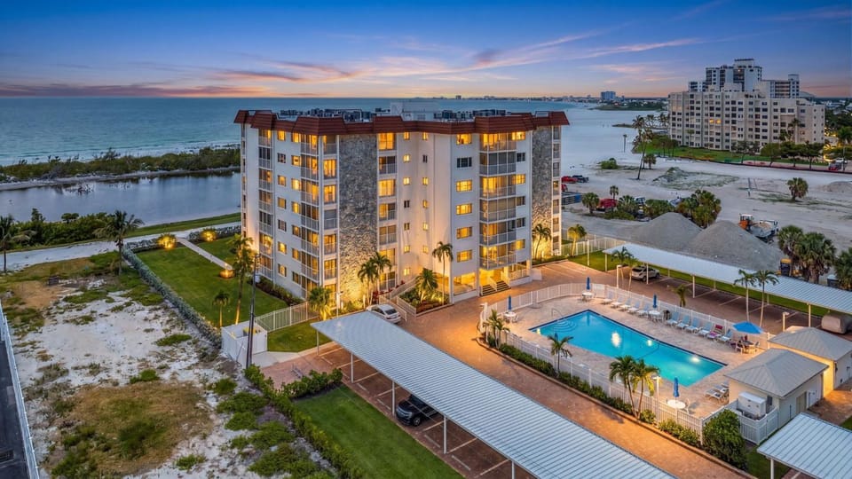 Beachfront Escape with Pool & Island Fun Steps from the Sand - Sand Caper 609 - Roelens House in Estero Island
