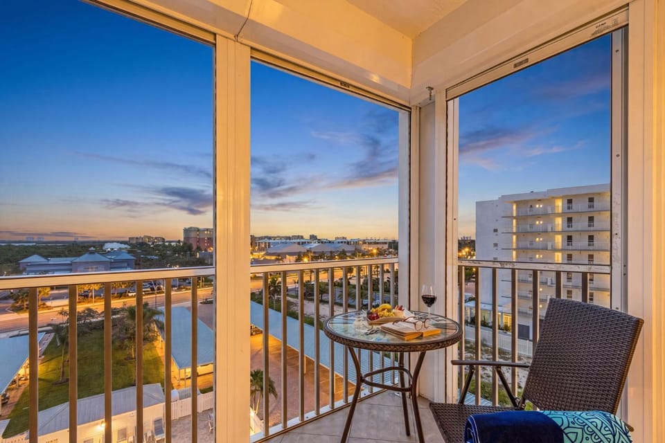 Beachfront Escape with Pool & Island Fun Steps from the Sand - Sand Caper 609 - Roelens House in Estero Island