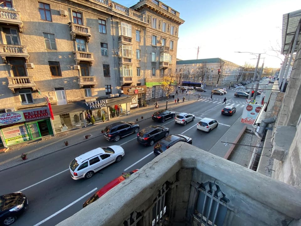 Stefan cel Mare Central Boulevard Apartment in Chișinău