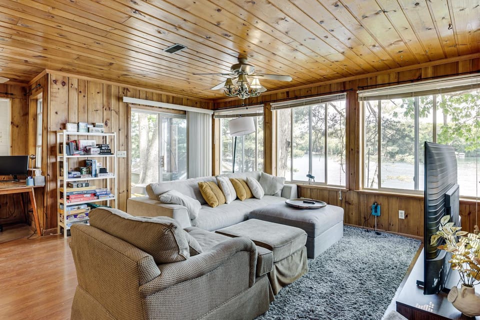 Boat, Fish, Relax! Crescent Lake Retreat w/ Dock House in Wisconsin
