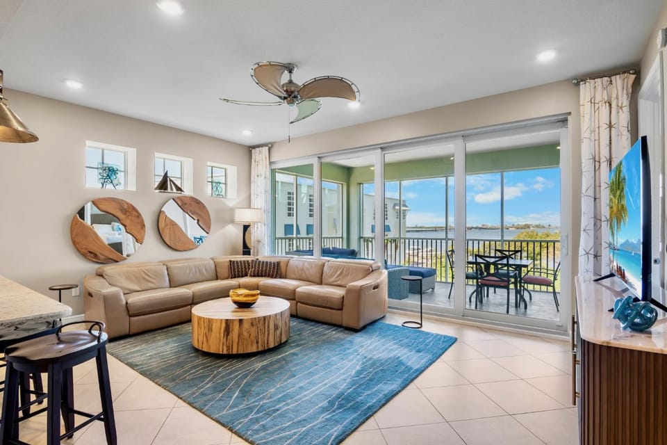 Bed, Day, Balcony/Terrace, Living room, Seating area, Lake view, furniture, acessibility