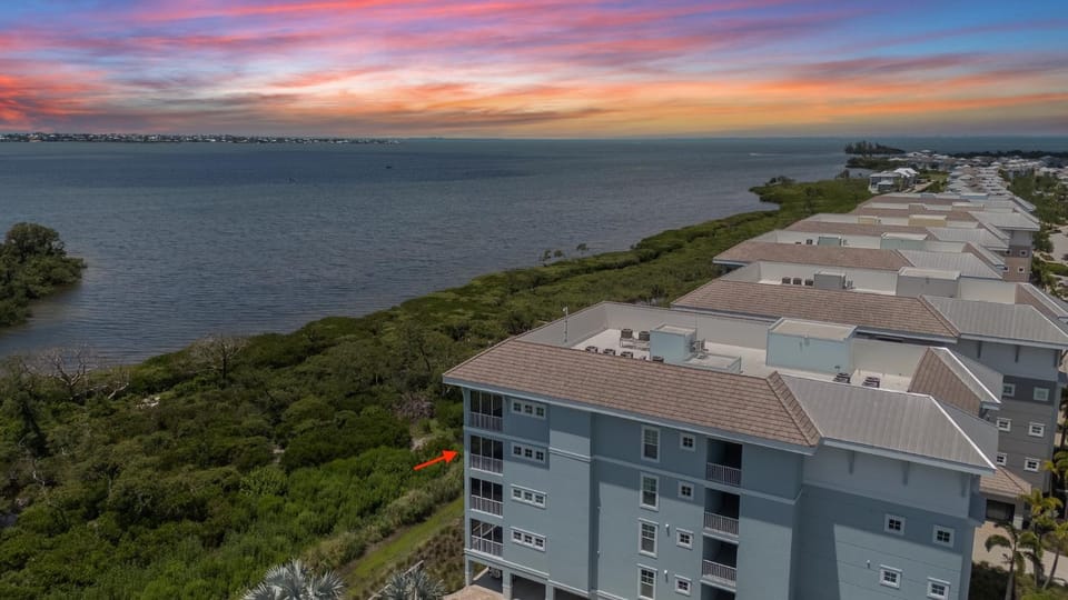 Property building, Day, Natural landscape, Bird's eye view, Lake view, Sea view, Sunset