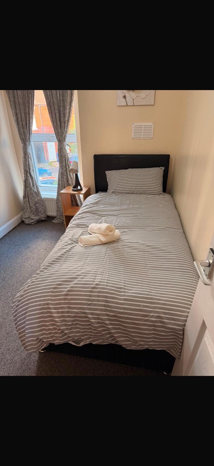 Bed, Bedroom, towels