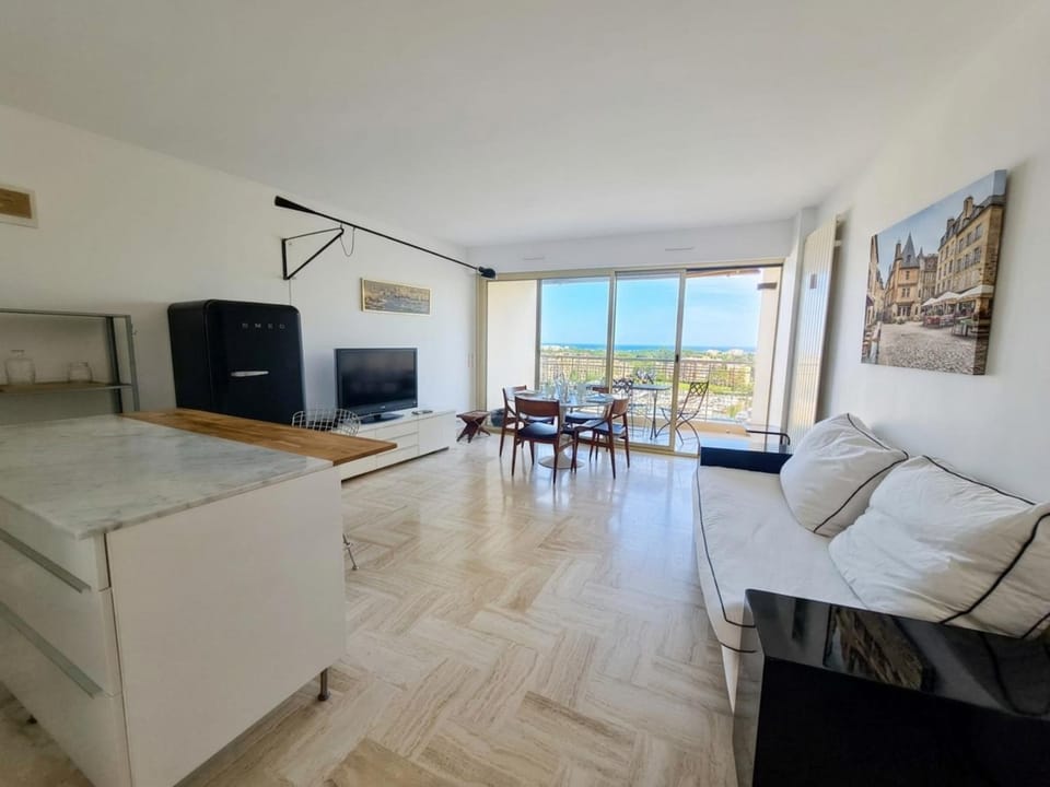 TV and multimedia, Kitchen or kitchenette, Living room, Dining area