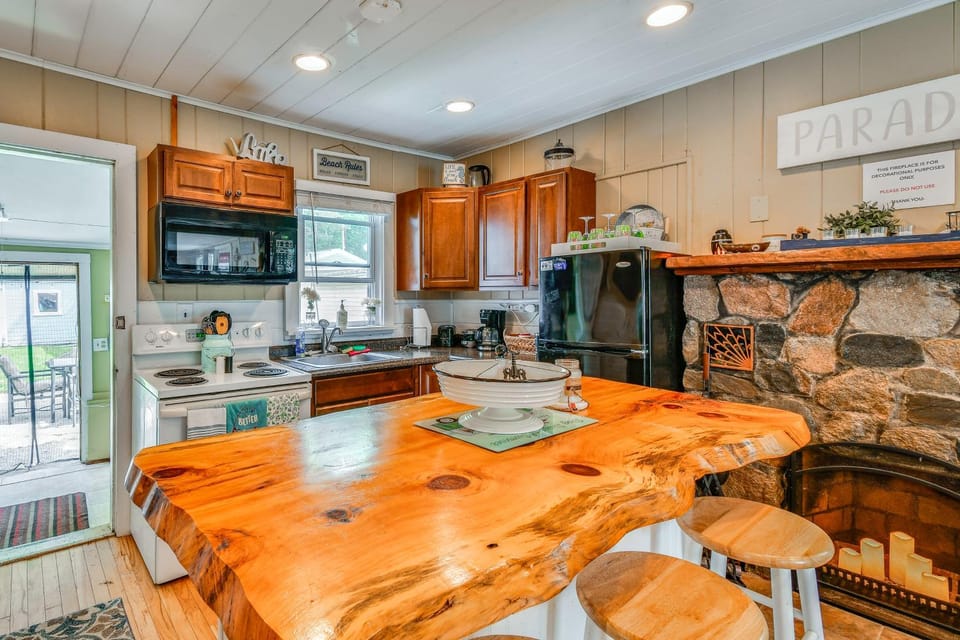 George Lake Escape! Charming 1950s Cabin Cabin in Michigan