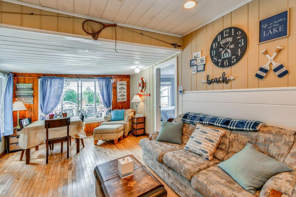 George Lake Escape! Charming 1950s Cabin Cabin in Michigan