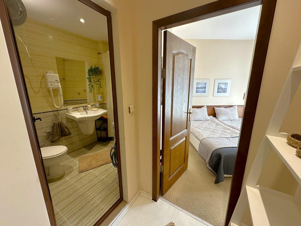 Shower, Toilet, Bed, Bedroom, towels