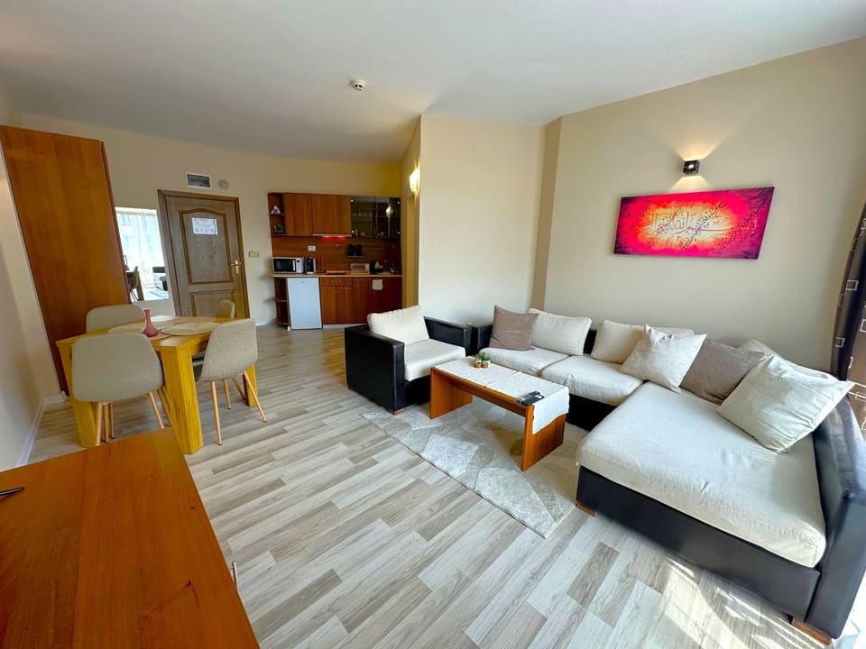 Kitchen or kitchenette, Living room, Seating area, Dining area