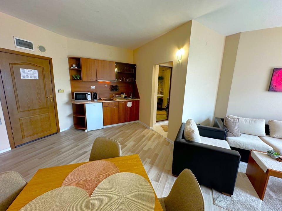 Kitchen or kitchenette, Living room, Seating area, Dining area, pet friendly, stove