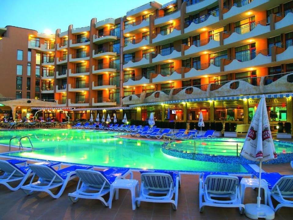Property building, Day, Evening entertainment, Pool view, Swimming pool, sunbed