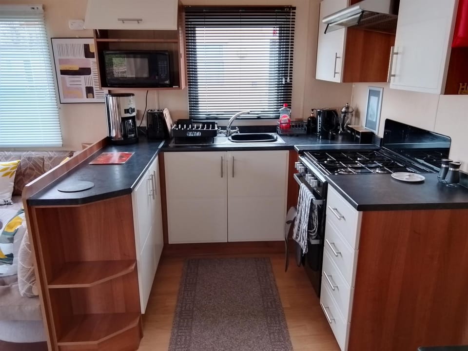 Kitchen or kitchenette, minibar, oven, stove, toaster
