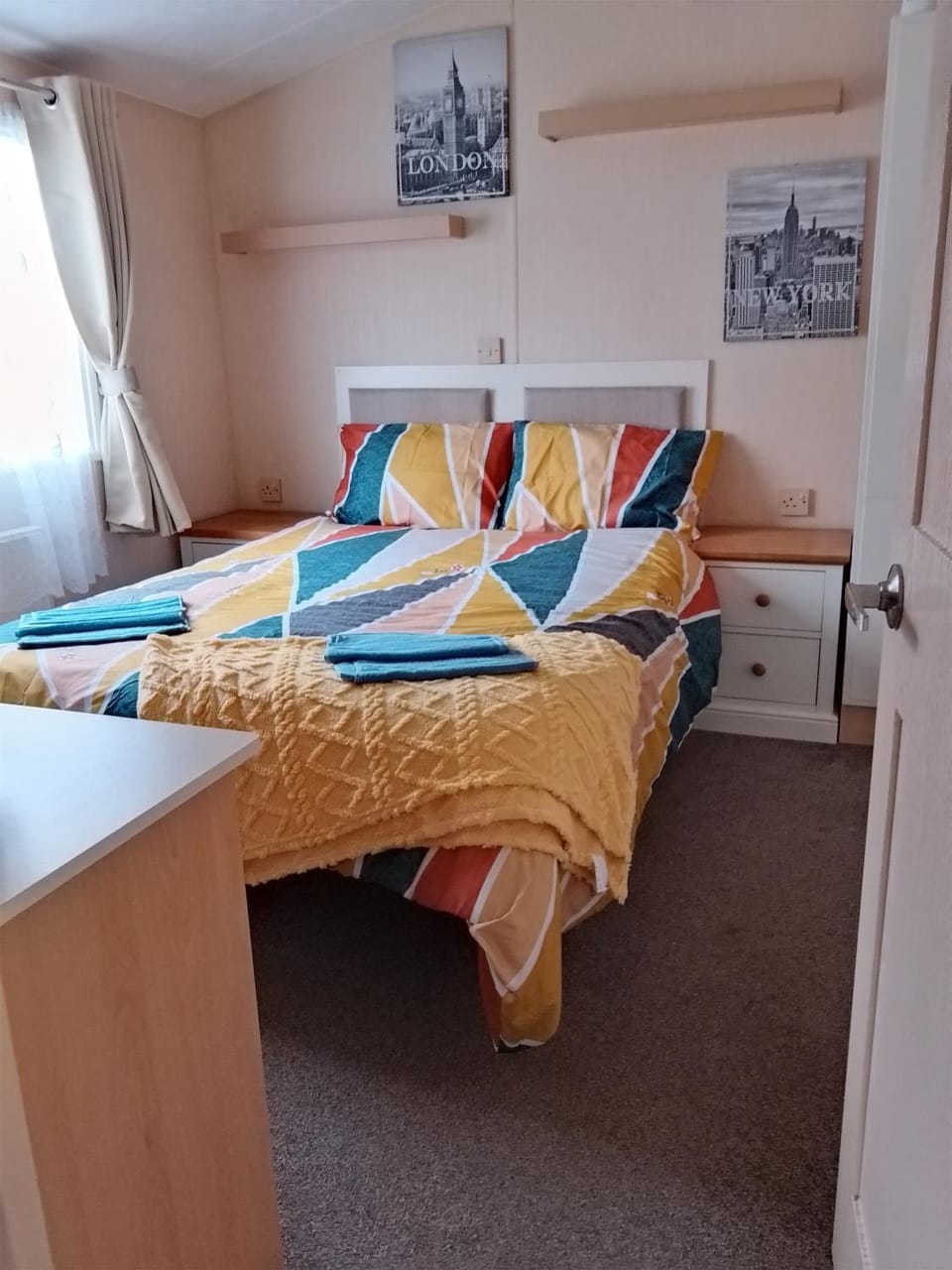 Bed, Photo of the whole room, Decorative detail, Bedroom, wardrobe