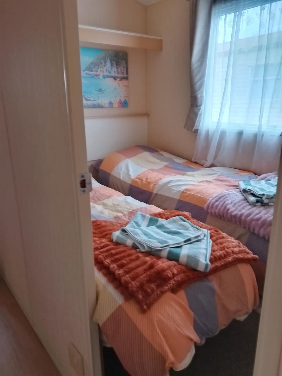 Bed, Photo of the whole room, Decorative detail, Bedroom, towels