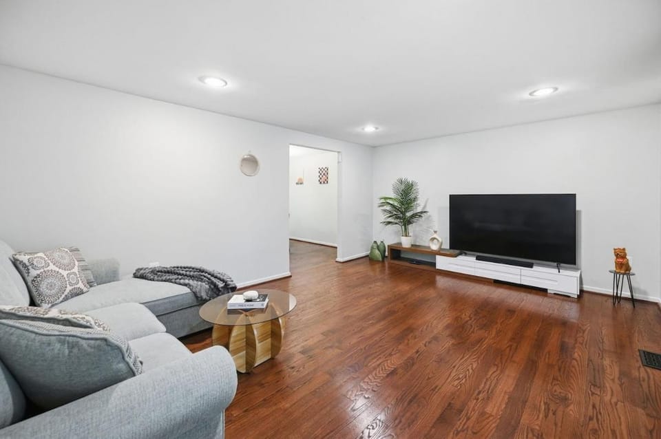TV and multimedia, Living room, Evening entertainment