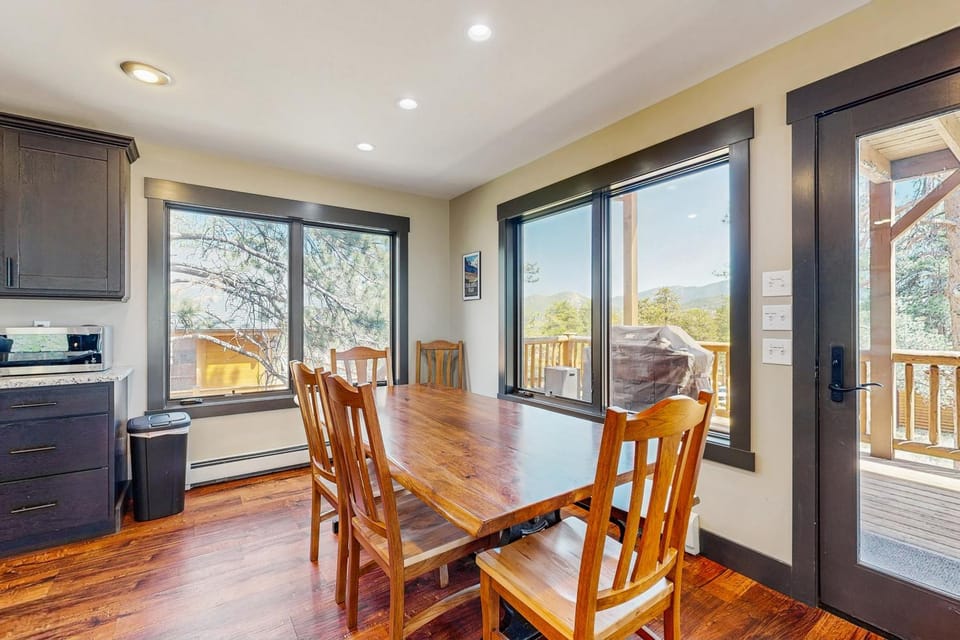 Balcony/Terrace, Kitchen or kitchenette, Dining area, oven, stove