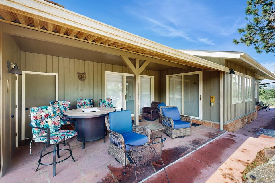 Property building, Patio, Balcony/Terrace, Seating area