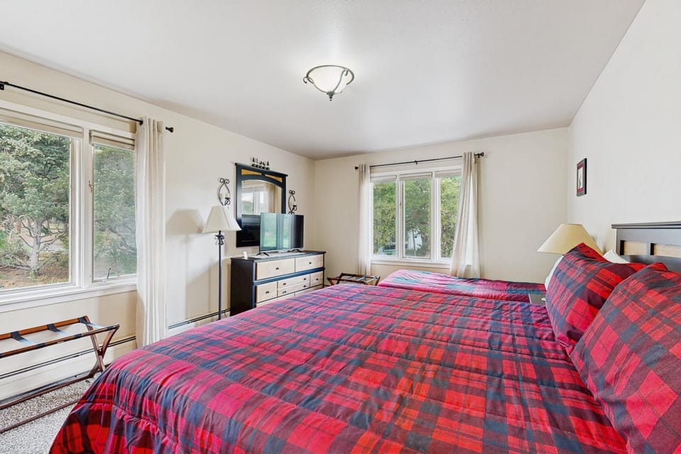 Bed, TV and multimedia, Bedroom