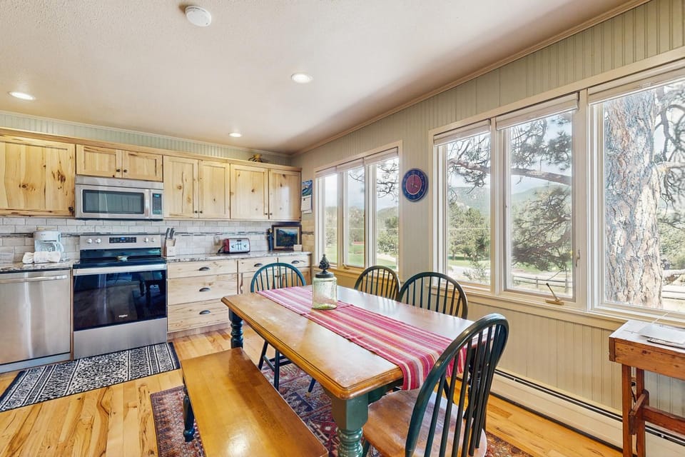 Kitchen or kitchenette, Seating area, Dining area, oven, stove, kitchen